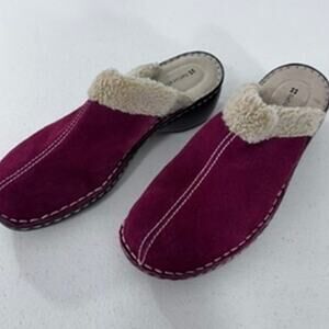 "Naturalizer" STERRI, Closed Toe, Red Suede Clogs,Mules,Slip On,Size 9.5,Warm